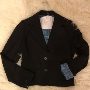 Cropped Blk blazer lined w beautiful pattern.